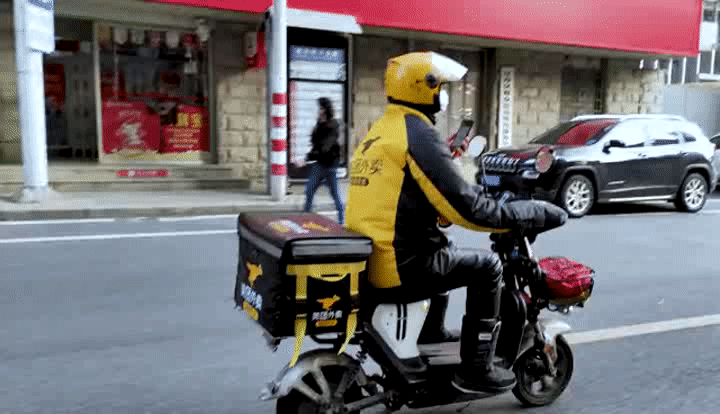 【一线：美团新政之后，外卖小哥月入过万？】(图2)