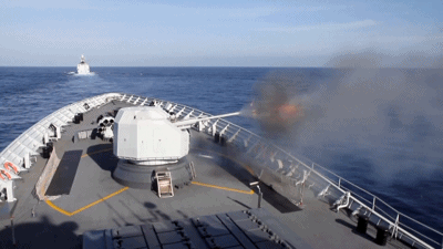 准备,在警示驱离无效后,特战队员分乘舰载直升机和小艇登临模拟商船