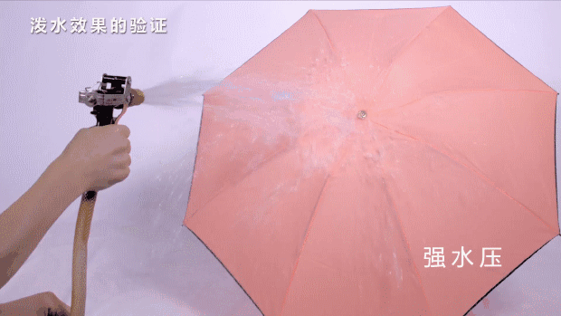 滴水不粘,全球首款黑科技面料雨伞,收伞即可放入包内!防99紫外线!