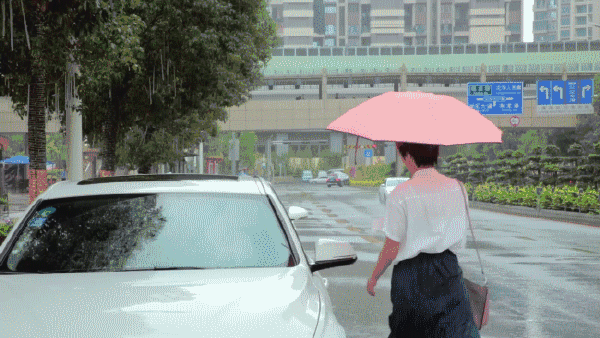 滴水不粘,全球首款黑科技面料雨伞,收伞即可放入包内!防99紫外线!