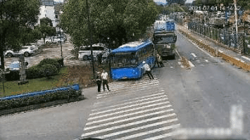 萧山一男子喝醉酒不慎跌入草丛，神志昏迷，幸好……