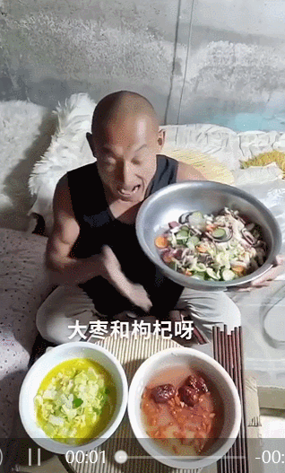 “奥利给大叔”：一个古怪笨拙的普通人被看见之后(图14)