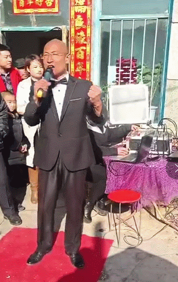 “奥利给大叔”：一个古怪笨拙的普通人被看见之后(图8)