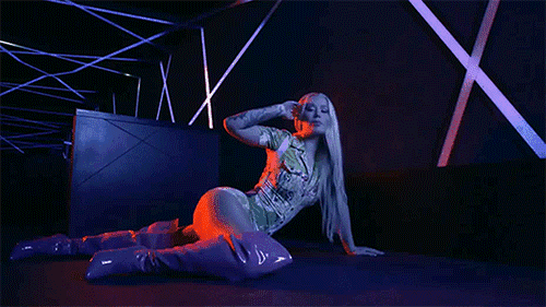 这位金发翘臀女Rapper的现场，满足了所有美国老绅士的幻想！