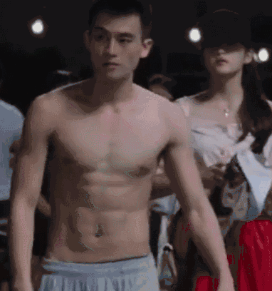 32岁欧豪近照曝光，正装斯文眼镜竟成叔圈天菜了？！