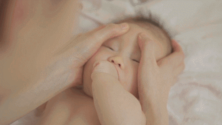 多摸摸孩子的这两个部位，孩子越来越聪明！