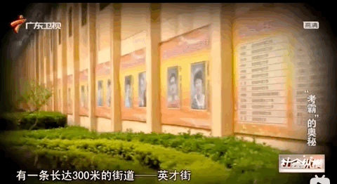 10年前, 那个高呼“多拿一分干掉千人”的学生, 10年后, 站在了中华人民共和国外交部