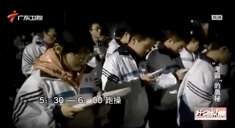 10年前, 那个高呼“多拿一分干掉千人”的学生, 10年后, 站在了中华人民共和国外交部