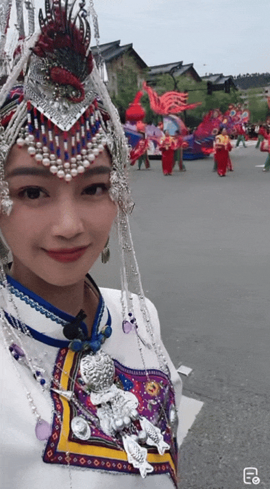 网友偶遇33岁蓝盈莹民族服饰穿得有模有样还吃泥鳅火锅