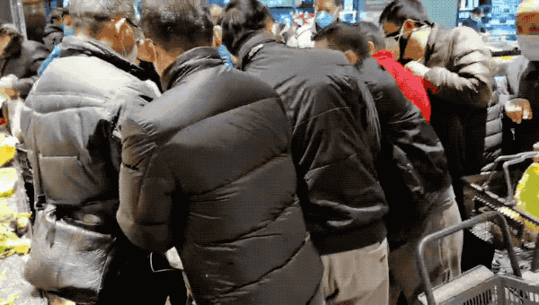 【深读】武汉90后临时外卖员：我多跑一单，就减少一个家庭感染的可能（组图） - 11