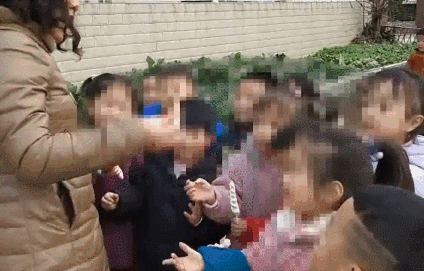 学校演习“拐骗”活动，1个糖果1分钟拐走18个孩子，致命的教育漏洞太心痛！