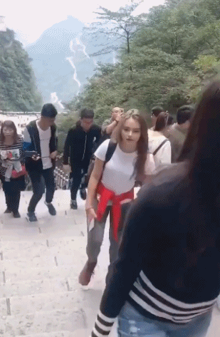 美女如果你想上学,得先学会扣扣子!-微信头条网 美女如果你想上学,得先学会扣扣子!