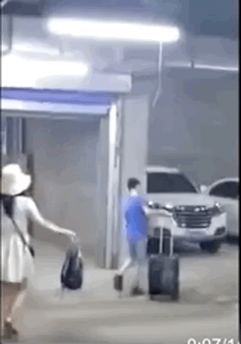 “神兽”归笼，爸妈反应太真实！上海中小学生开学第一天场面有点失控！趴窗、爬墙、蹲地上......相关资料 2