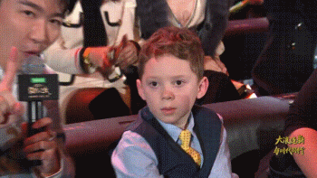 和雷蛇合照，整夜赚一百万，这个用假笑眼神包刷爆贴文的8岁女孩，为什么还有人可怜他？(图12)