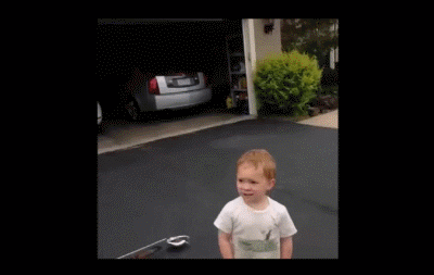 和雷蛇合照，整夜赚一百万，这个用假笑眼神包刷爆贴文的8岁女孩，为什么还有人可怜他？(图18)