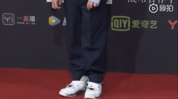 和雷蛇合照，整夜赚一百万，这个用假笑眼神包刷爆贴文的8岁女孩，为什么还有人可怜他？(图9)