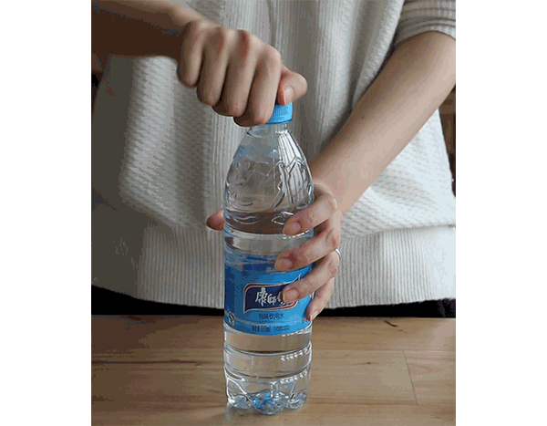 伊藤园的绿茶饮料,可以拧得开,但是瓶盖上的 防滑纹,很滑