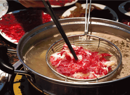 吃货们注意,牛魔王鲜牛肉潮火锅来巢湖啦,带你品尝最新鲜的牛肉!