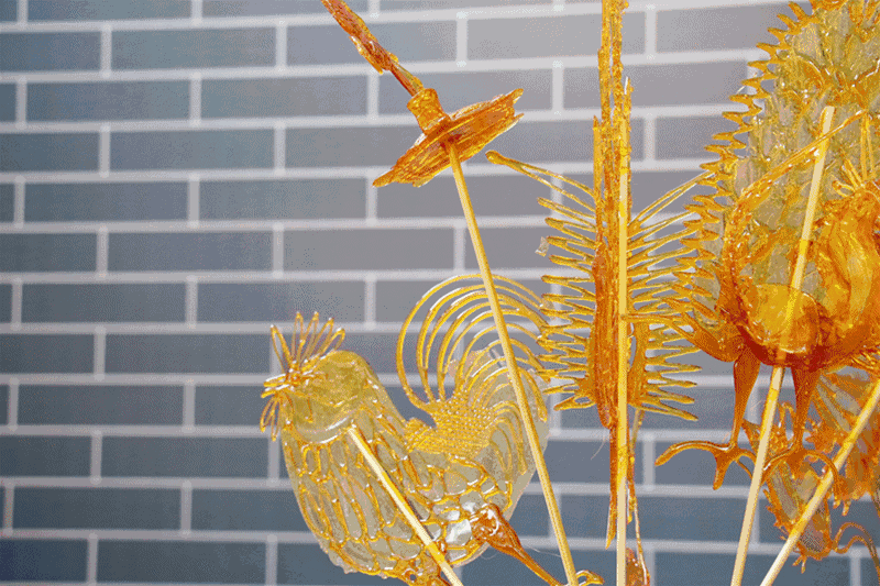 边玩儿边吃才过瘾颜值超高媲美琉璃,味儿甜美犹胜蜂蜜画糖画逛灯会.