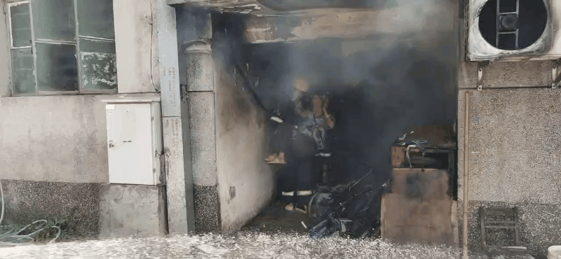 安全|起火致8人被困！这个角落暗藏隐患！