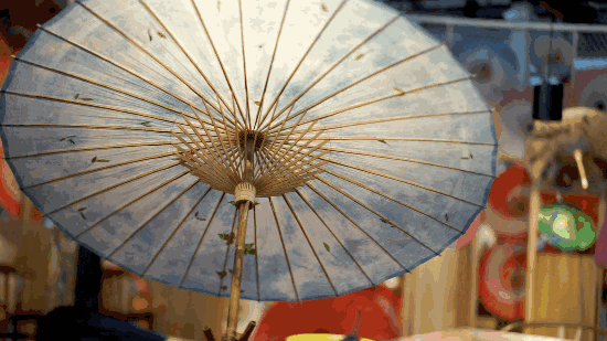 85后小伙对日本和伞 一见倾心 成为京都唯一一家和伞老店继承人 即使时代变迁 也永远向往和风之美 东方手艺人 微信公众号文章阅读