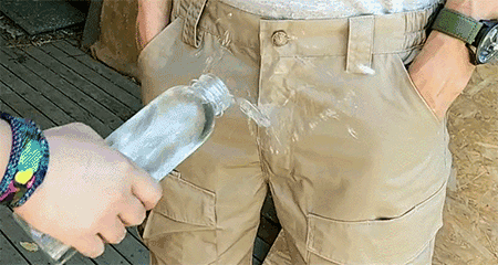 这些情况,我们还对这款战术短裤进行了最严苛的防泼水测试和冲水测试