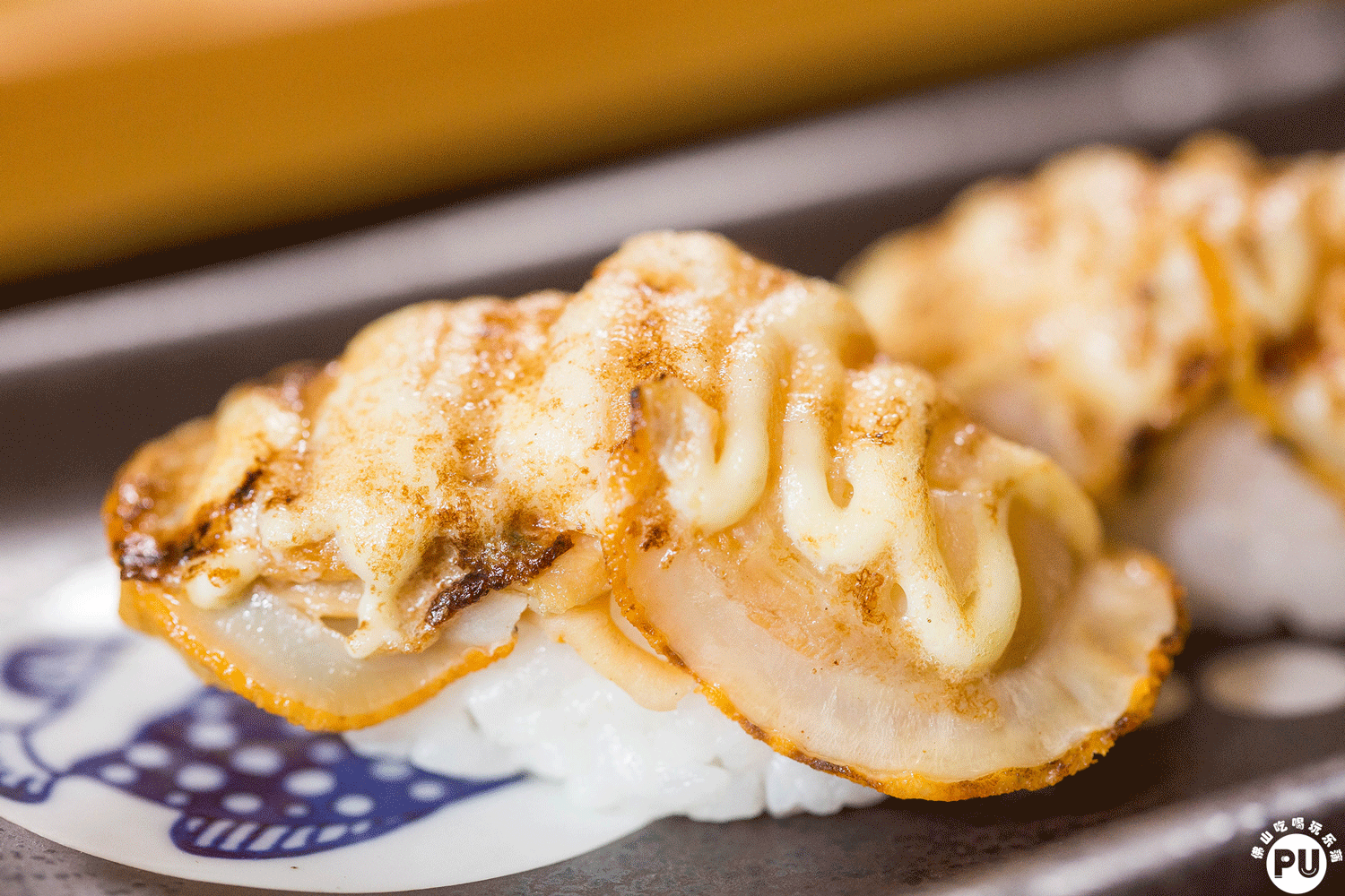 经过火炙后呈现出晶莹剔透的大虾,一口下去过齿难忘. 特大帆立贝寿司