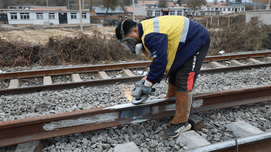 【6/8更新】合围塔克拉玛干沙漠的铁路，千里一根轨，是如何做到的？的图15
