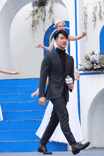 就是最近红遍半边天的奶爸 吴尊啦