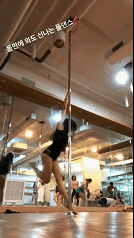 【美女】健身女孩解锁钢管舞高难姿势！曲线太火辣被骂爆红网络，网友：真胸真腰真屁股，鉴定完毕（组图） - 14