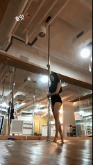 【美女】健身女孩解锁钢管舞高难姿势！曲线太火辣被骂爆红网络，网友：真胸真腰真屁股，鉴定完毕（组图） - 13