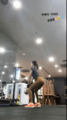 【美女】健身女孩解锁钢管舞高难姿势！曲线太火辣被骂爆红网络，网友：真胸真腰真屁股，鉴定完毕（组图） - 12
