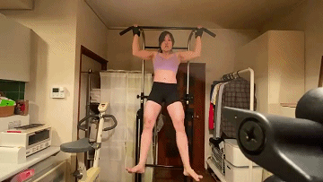 【美女】日本妹子直播做引体向上，网友们关注点却都在