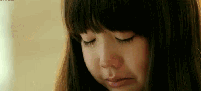 9岁女孩被亲妈用剪刀戳嘴，开口第一句就让人落泪……