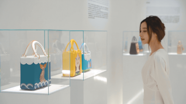 ���Ⱦ�͸����DIOR������չ���տ�Ļ��