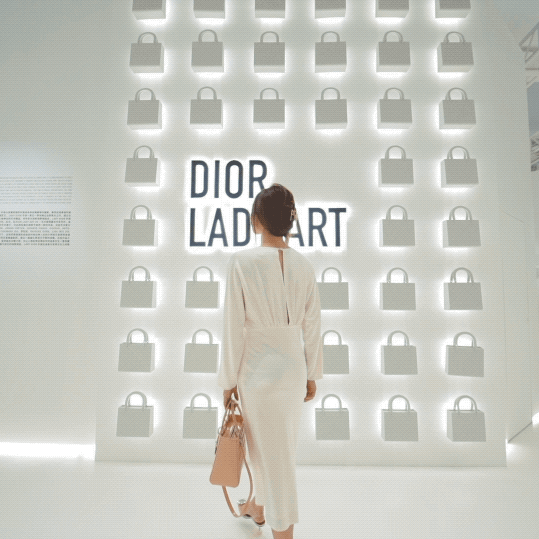 ���Ⱦ�͸��DIOR������չ���տ�Ļ��