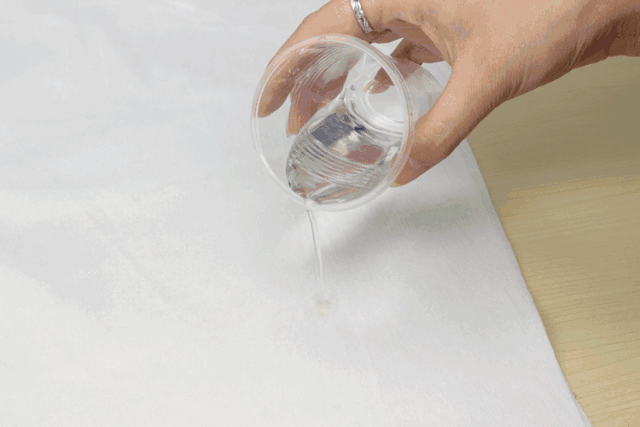 然后用圆柱形物体擀压几遍,比如玻璃瓶,把磨脚的地方压光滑平整后就不