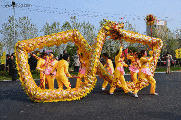 春节有4000多年的历史,习俗数都数不过来,像扭秧歌啊,祭祀先祖啦,舞龙