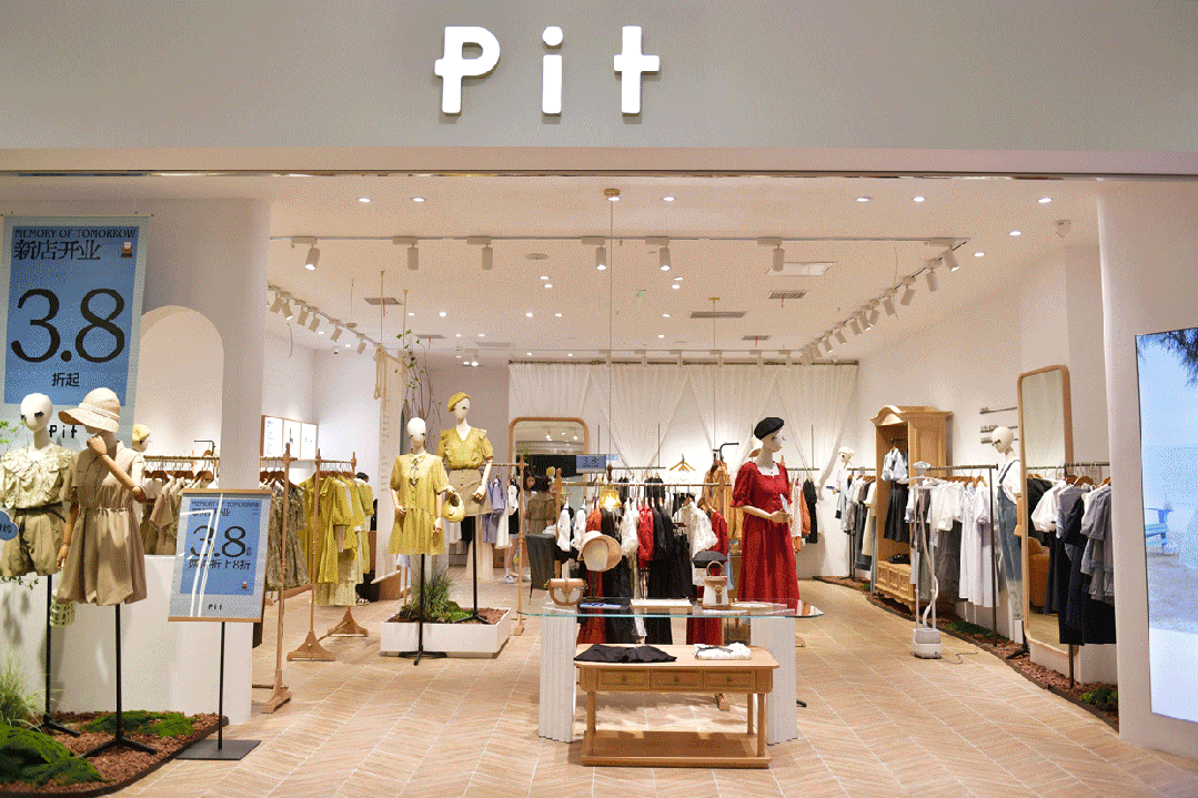 此外,以高价性比受到年轻白领喜爱的x-moom女装,rubin如缤,mofan摩凡