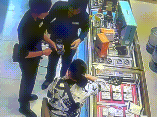 女子买黄金不挑款不问价 店员报警