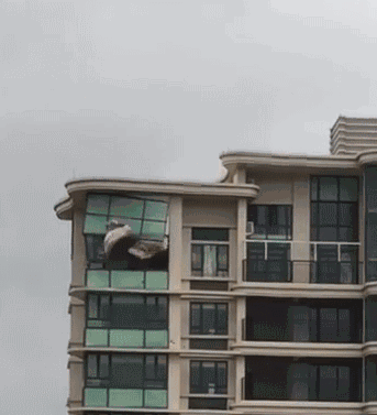 发现高空有坠物危险,如何应对?