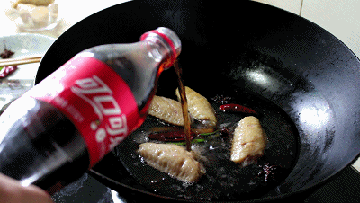 可乐淹没鸡翅后倒入盐,酱油,开小火慢慢收汁.