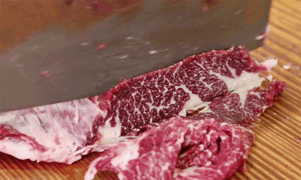 年经验不是盖的,能把牛肉切得薄如蝉翼,光切肉这个节目就能看1个小时