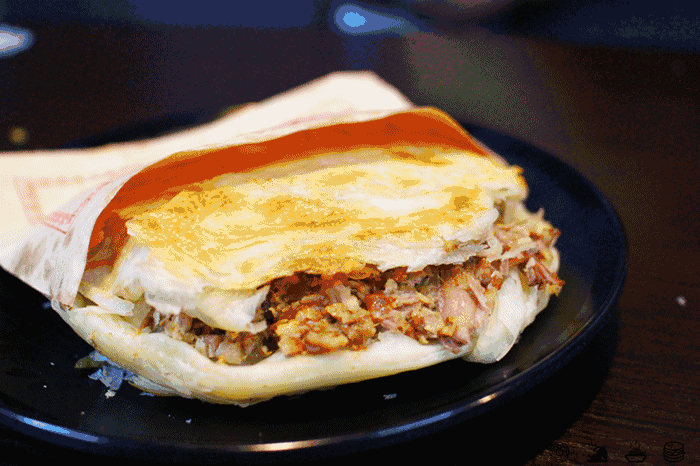 法国总统西安行随访官员力赞肉夹馍,日赚3000美金不是梦!