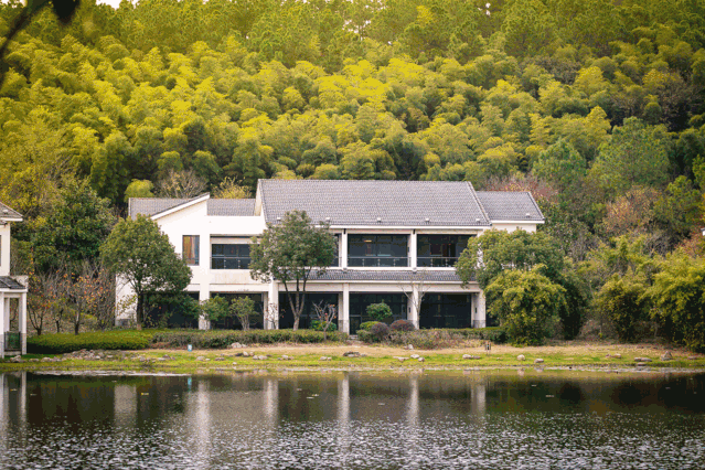 筋道,汤底浓而鲜美,浇头丰富,吃上一口,把苏州昆山的传统味道吃进肚子
