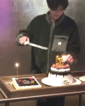 袁咏仪儿子正脸罕见曝光！长相帅气不输男团偶像，举手投足神似张智霖...（组图） - 1