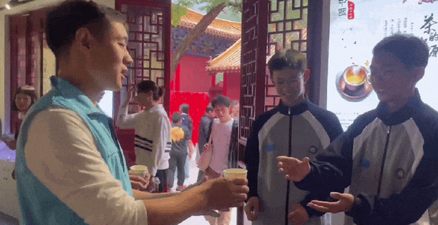 相机afc是什么意思下水捞相机、下雨送雨衣……游客点赞：焦作太暖了！_https://www.jmylbn.com_新闻资讯_第14张