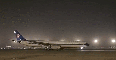 恐怖災難來臨，1.7萬中國人被困，天崩地裂人人絕望！這時，天空「轟隆隆「飛來6架大飛機，把人們都看呆了！ 靈異 第43張