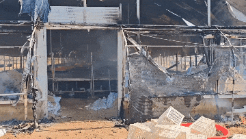 疑似电线着火引燃养殖大棚,百余只大鹅葬身火海 (2).gif