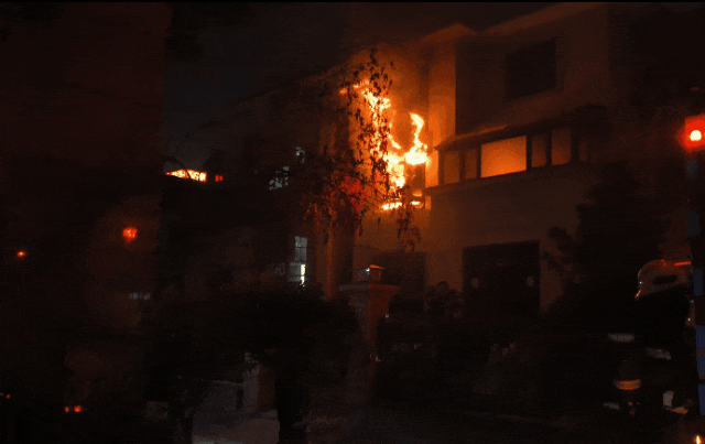 火焰正从窗户涌出。图源：泰州消防